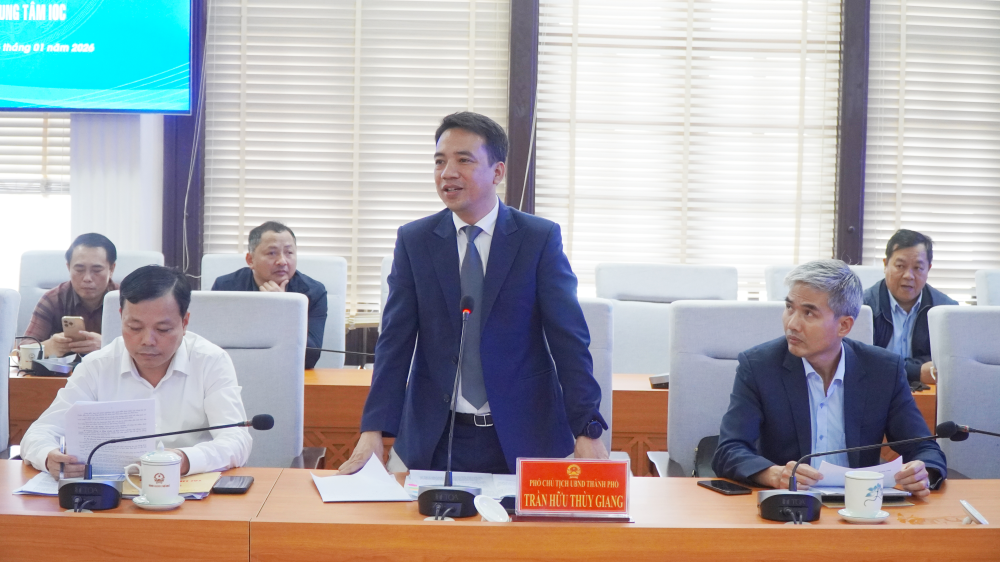 Phó Chủ tịch UBND thành phố Huế Trần Hữu Thuỳ Giang trao đổi tại buổi làm việc