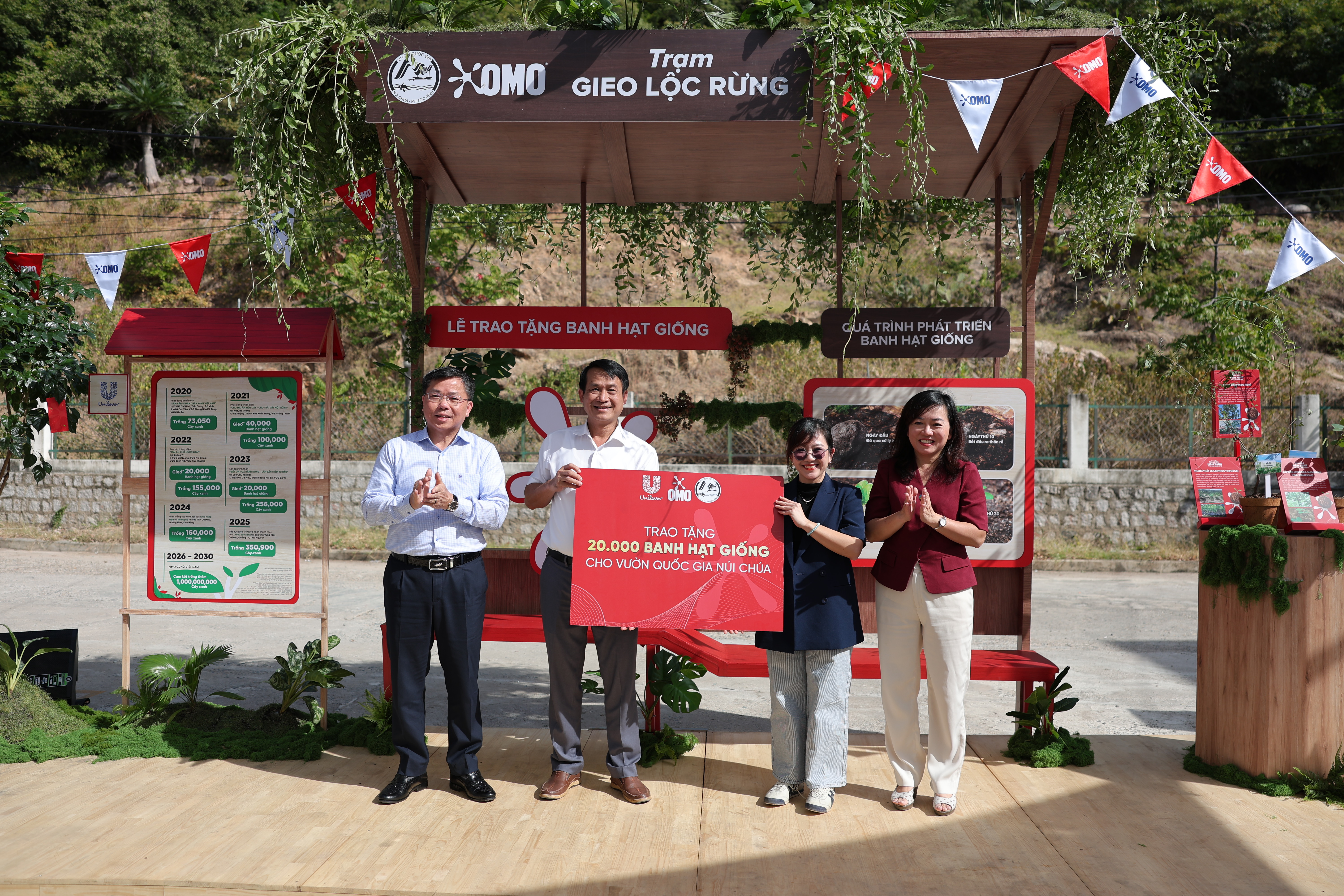 Đại diện nhãn hàng OMO trao tặng 20.000 banh hạt giống cho đại diện Ban quản lý Vườn quốc gia Núi Chúa - Phước Bình (Tỉnh Khánh Hòa).