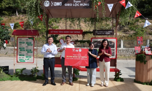 Đại diện nhãn hàng OMO trao tặng 20.000 banh hạt giống cho đại diện Ban quản lý Vườn quốc gia Núi Chúa - Phước Bình (Tỉnh Khánh Hòa).