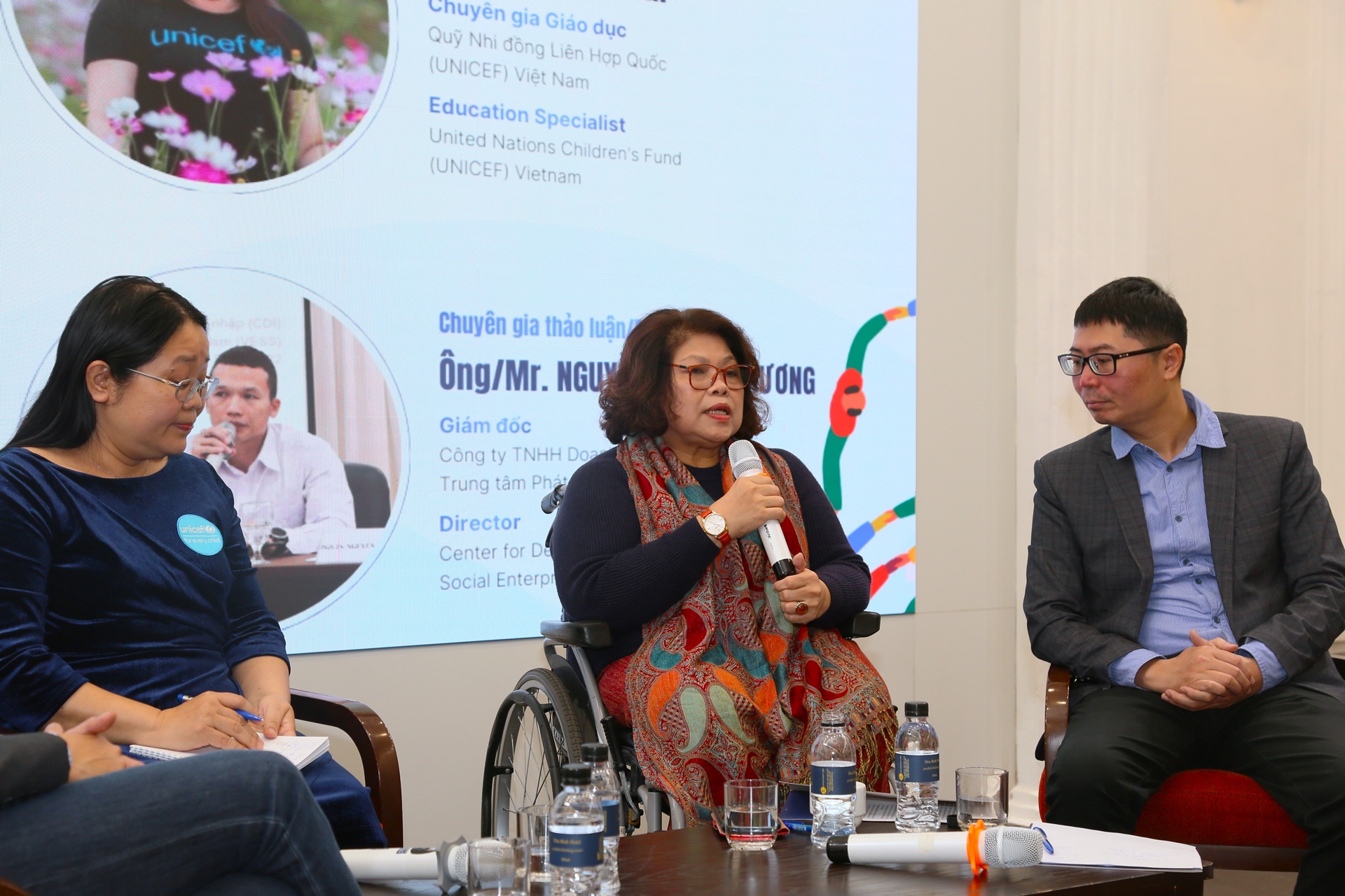 Bà Nguyễn Hồng Oanh (ở giữa) cho biết trong gần 20 năm làm việc với người khuyết tật, đặc biệt là phụ nữ khuyết tật, bà chứng kiến rõ tác động ngày càng sâu rộng của công nghệ số đối với cuộc sống của nhóm đối tượng này.