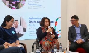 Bà Nguyễn Hồng Oanh (ở giữa) cho biết trong gần 20 năm làm việc với người khuyết tật, đặc biệt là phụ nữ khuyết tật, bà chứng kiến rõ tác động ngày càng sâu rộng của công nghệ số đối với cuộc sống của nhóm đối tượng này.