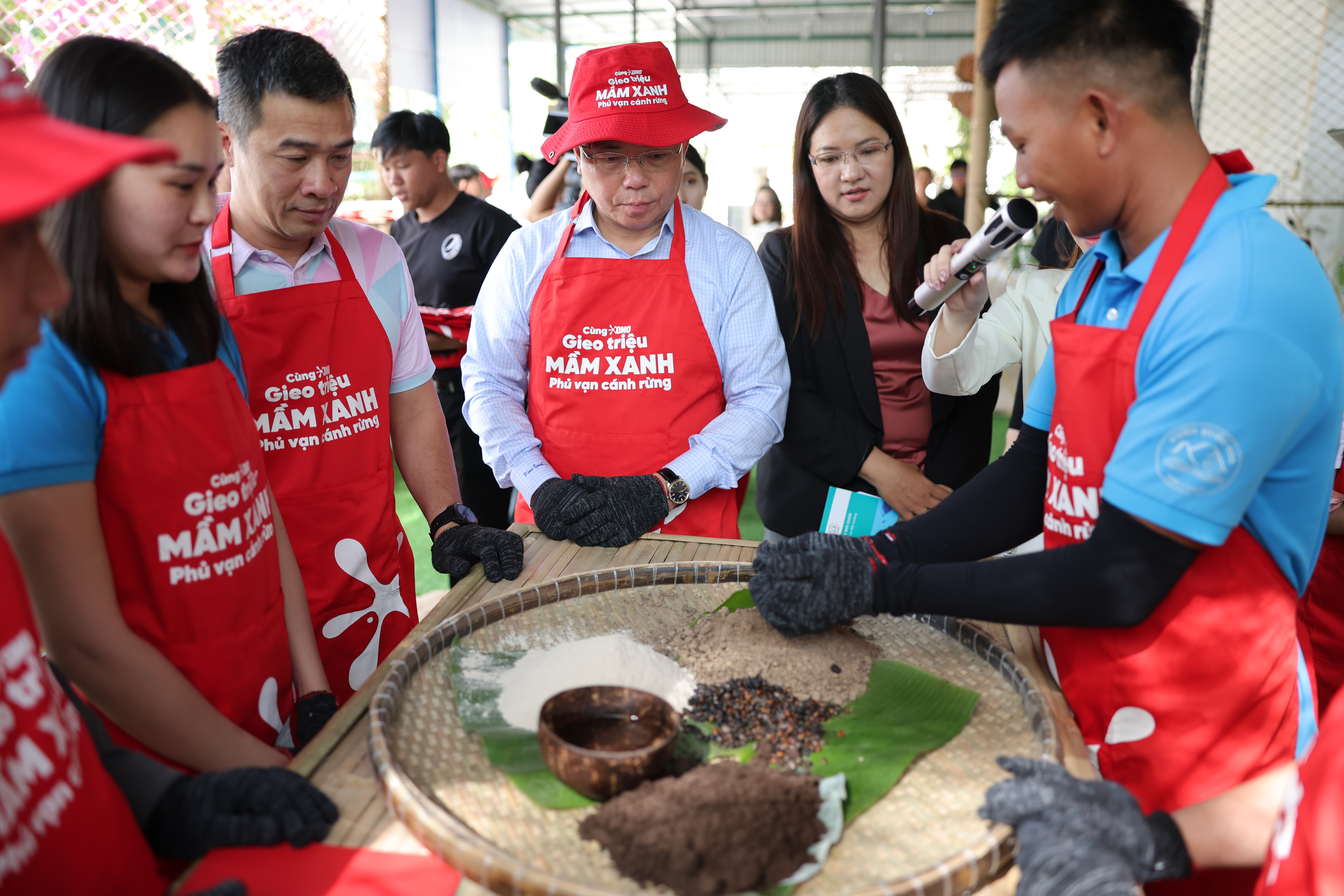 Đại biểu và khách mời  tham gia trải nghiệm làm banh hạt giống tại Vườn quốc gia Núi Chúa - Phước Bình.
