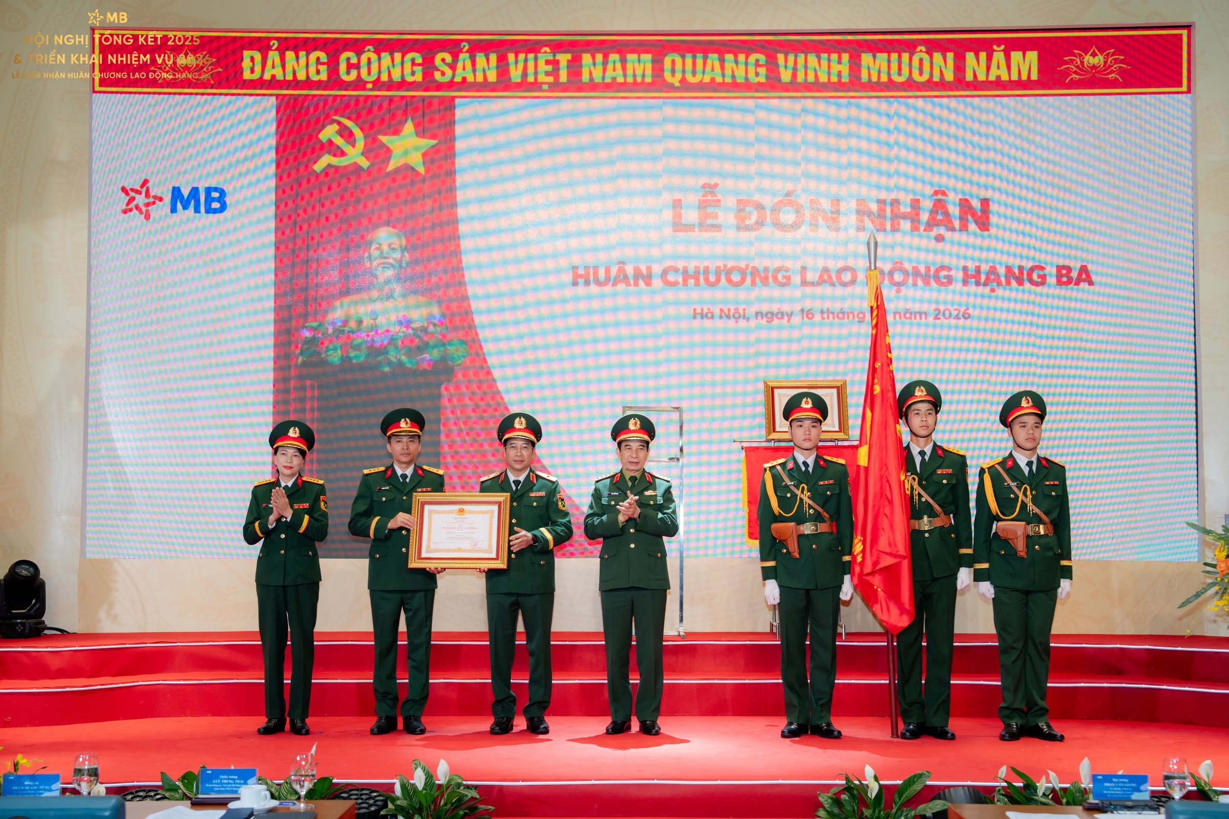 MB đón nhận Huân chương Lao động Hạng Ba.