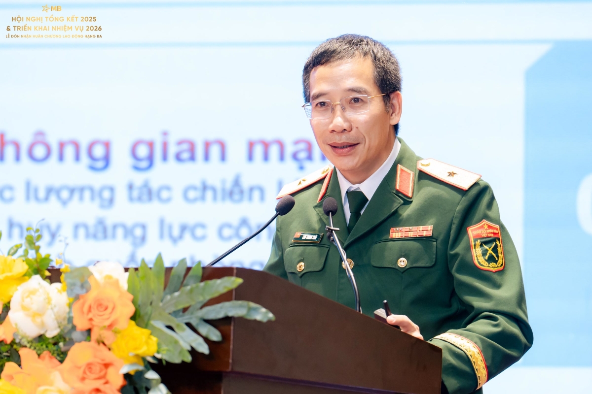 Thiếu tướng Lưu Trung Thái, Bí thư Đảng ủy, Chủ tịch HĐQT MB báo cáo tại Hội nghị.