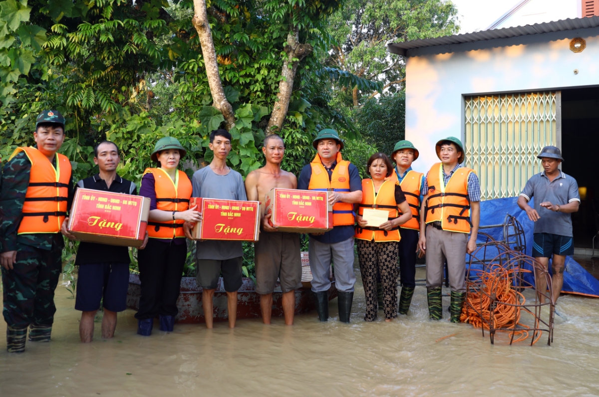 Đồng chí Nguyễn Hồng Thái, Bí thư Tỉnh ủy Bắc Ninh thăm, tặng quà động viên bà con vùng lũ thôn Trường Thịnh, xã Kép.
