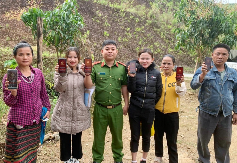 Công an tỉnh Nghệ An hướng dẫn người dân vùng cao cài đặt VNeID và tích hợp các tiện ích vào điện thoại.