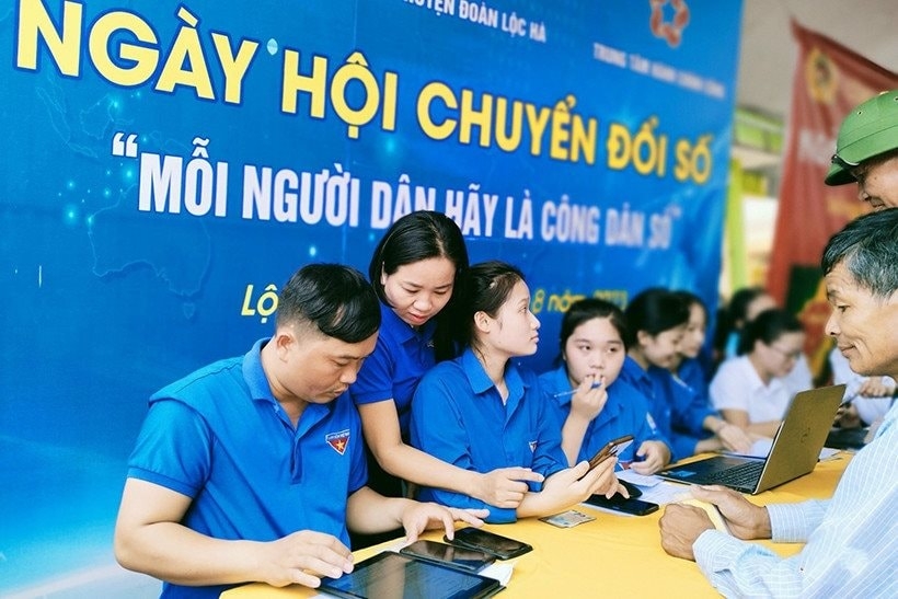 Tuổi trẻ Hà Tĩnh thực hiện tham gia hỗ trợ chuyển đổi số cho người dân. Ảnh: Thu Oanh