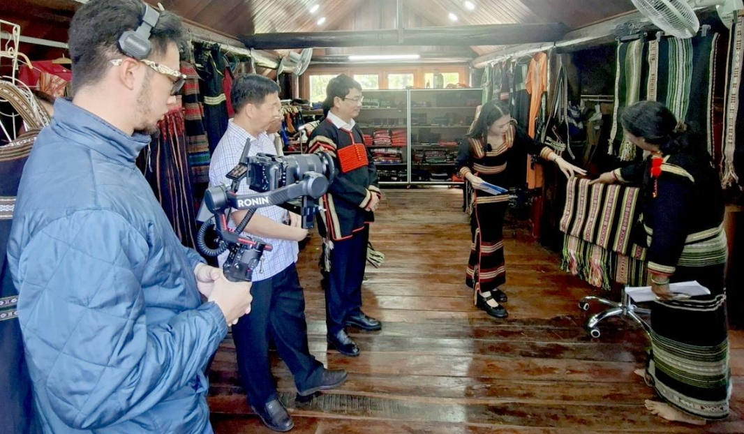 Chương trình livestream được tổ chức tại Hợp tác xã dệt thổ cẩm Tơng Jŭ. Ảnh:&nbsp;H Xíu