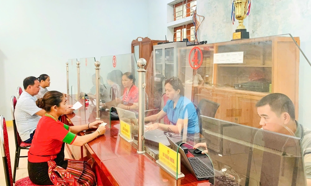 Cán bộ xã miền núi Yên Na, Nghệ An hướng người dân thực hiện các thục tục hành chính số