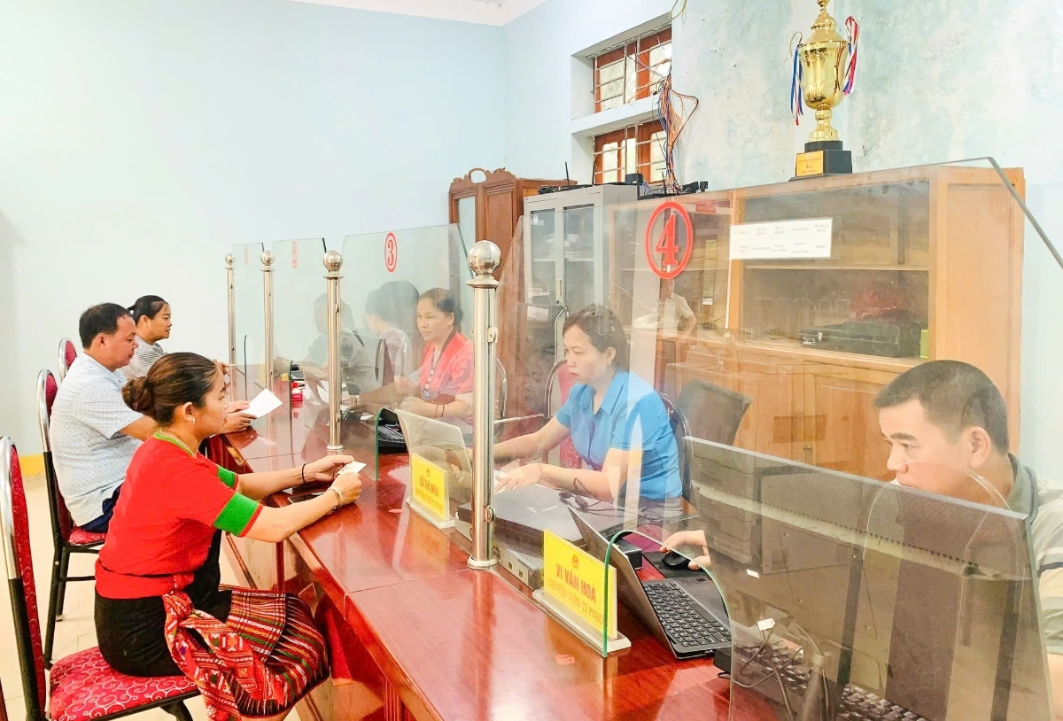 Cán bộ xã miền núi Yên Na, Nghệ An hướng người dân thực hiện các thục tục hành chính số