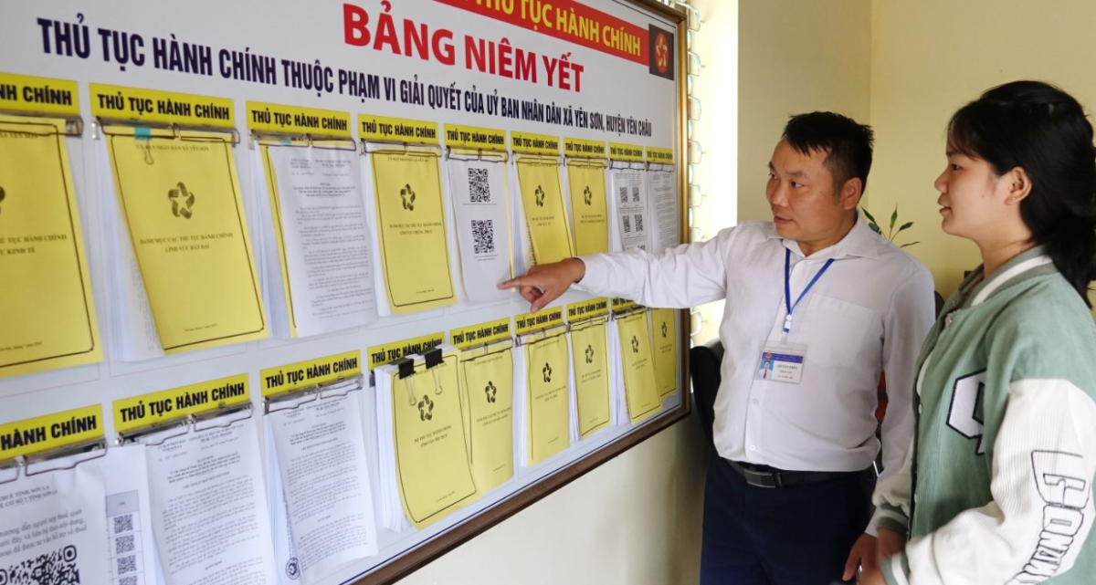 Cán bộ Trung tâm Phục vụ hành chính công xã Yên Sơn hướng dẫn nhân dân tra cứu các thủ tục hành chính. Ảnh: Nguyễn Yến