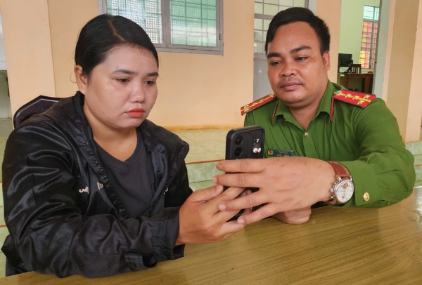 Lực lượng Công an tỉnh Gia Lai hướng dẫn người dân cài đặt ứng dụng VNeID. Ảnh: M.C