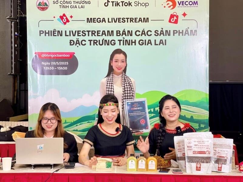 Nông sản Gia Lai thu hút được nhiều khách hàng nhờ ứng dụng chuyển đổi số, livestream bán hàng. Ảnh: Hiền Mai
