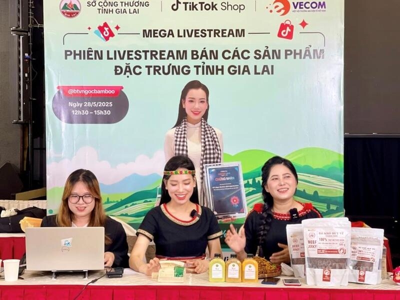 Nông sản Gia Lai thu hút được nhiều khách hàng nhờ ứng dụng chuyển đổi số, livestream bán hàng. Ảnh: Hiền Mai