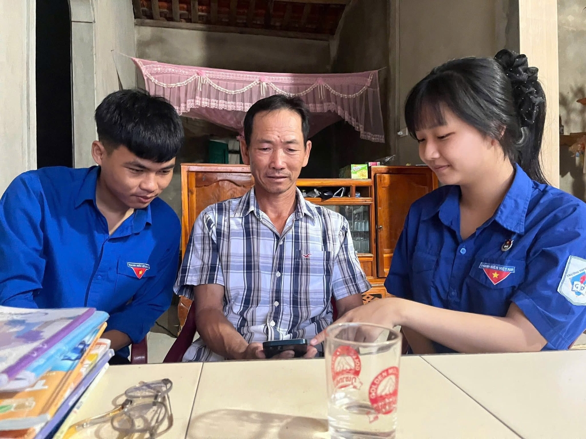 Các tổ thanh niên lưu động đến tận thôn, bản giúp đồng bào dân tộc thiểu số tiếp cận công nghệ