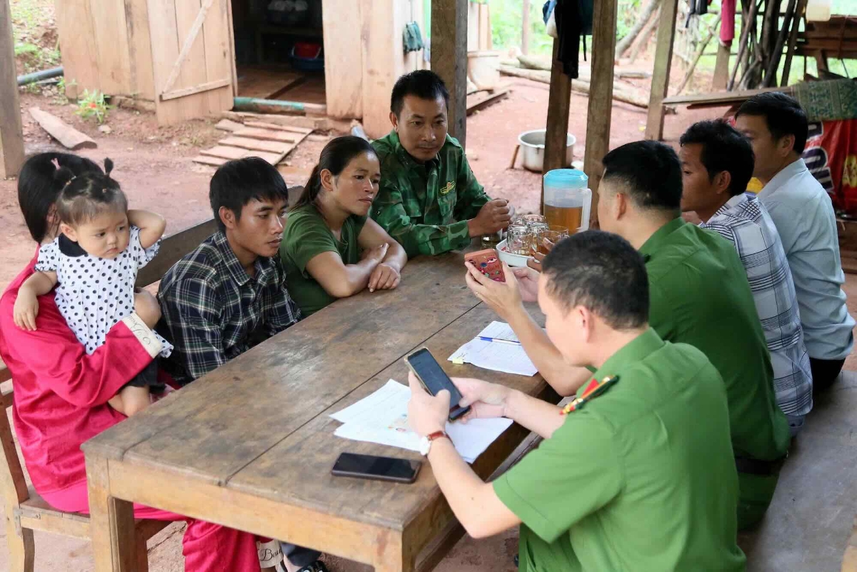 Các lực lượng chức năng tuyên truyền chuyển đổi số đến với người dân. Ảnh: Phương Thanh