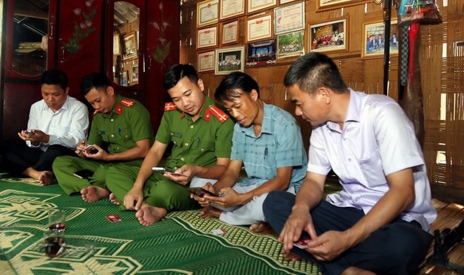 Lực lượng Công an xã Thượng Trạch (Quảng Trị) hỗ trợ người dân giải quyết thủ tục hành chính ngay tại thôn bản. Ảnh: Tá Chuyên