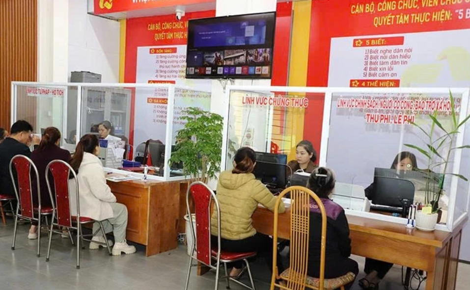 Cán bộ Trung tâm Phục vụ hành chính công xã Thường Xuân hướng dẫn người dân nộp hồ sơ thủ tục hành chính trực tuyến. Ảnh: Phan Nga