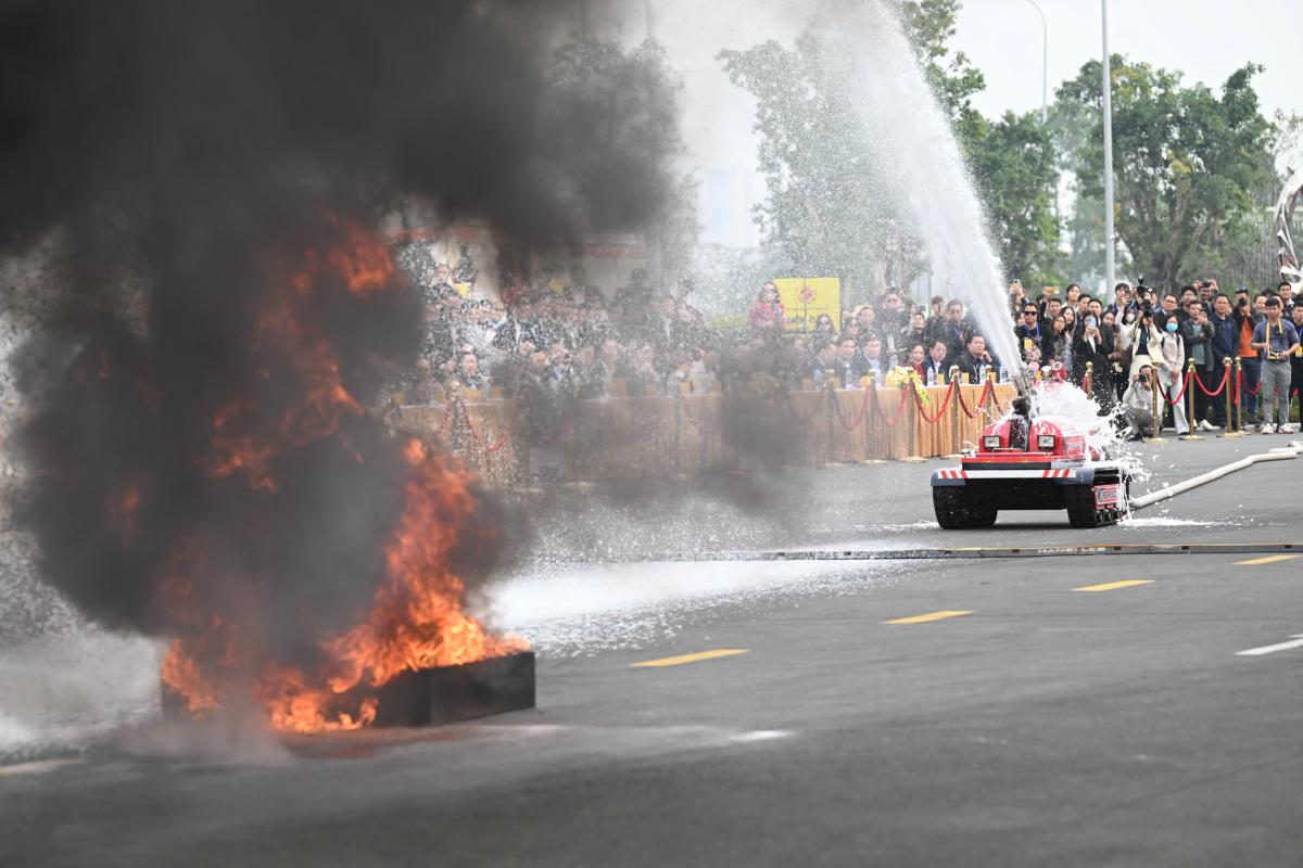 Robot phòng cháy chữa cháy trình diễn tại Diễn đàn Quốc gia phát triển doanh nghiệp Công nghệ Việt Nam.