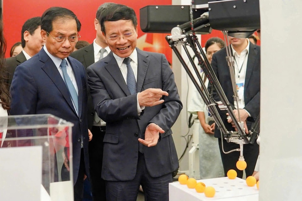 Bộ trưởng Bộ Khoa học và Công nghệ Nguyễn Mạnh Hùng giới thiệu với Phó Thủ tướng Bùi Thanh Sơn về các sản phẩm do Việt Nam phát triển&nbsp;tại&nbsp;Triển lãm “80 năm hành trình độc lập&nbsp;-&nbsp;tự do&nbsp;-&nbsp;hạnh phúc”.