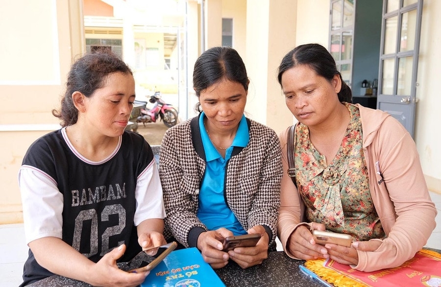 Cán bộ Hội Phụ nữ ở vùng sâu, vùng xa tỉnh Gia Lai không ngừng học hỏi để bắt nhịp với xu hướng chuyển đổi số, nâng cao hiệu quả hoạt động của phong trào phụ nữ tại địa phương. Ảnh: M.C