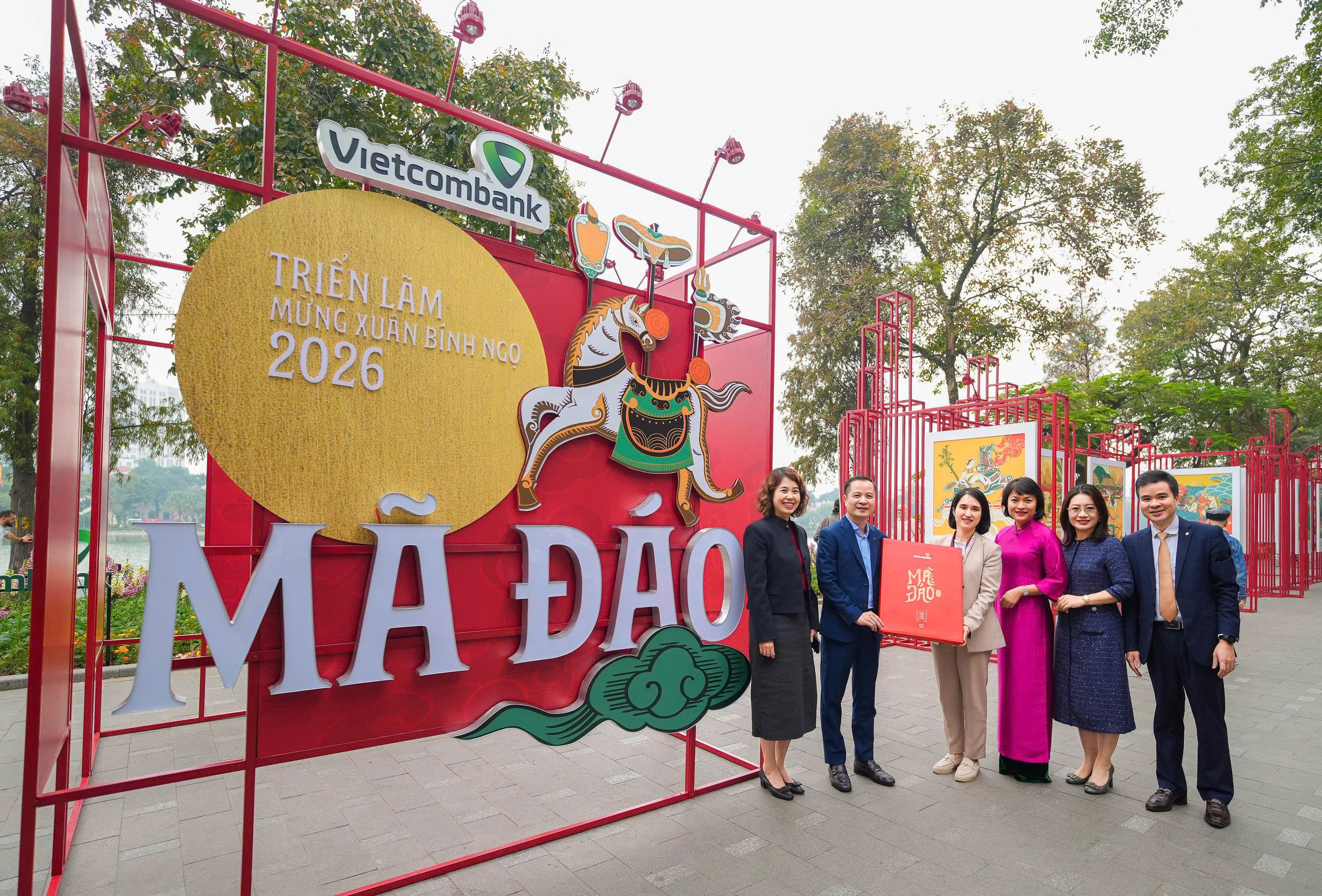 Đại diện Vietcombank, ông Lê Hoàng Tùng - Phó Tổng giám đốc (thứ 2 từ trái sang) tặng bộ vật phẩm lưu niệm “Mã Đáo” cho đại diện lãnh đạo phường Hoàn Kiếm, bà Nguyễn Hồng Trang - Phó Chủ tịch thường trực UBND phường Hoàn Kiếm. Nguồn: Vietcombank.