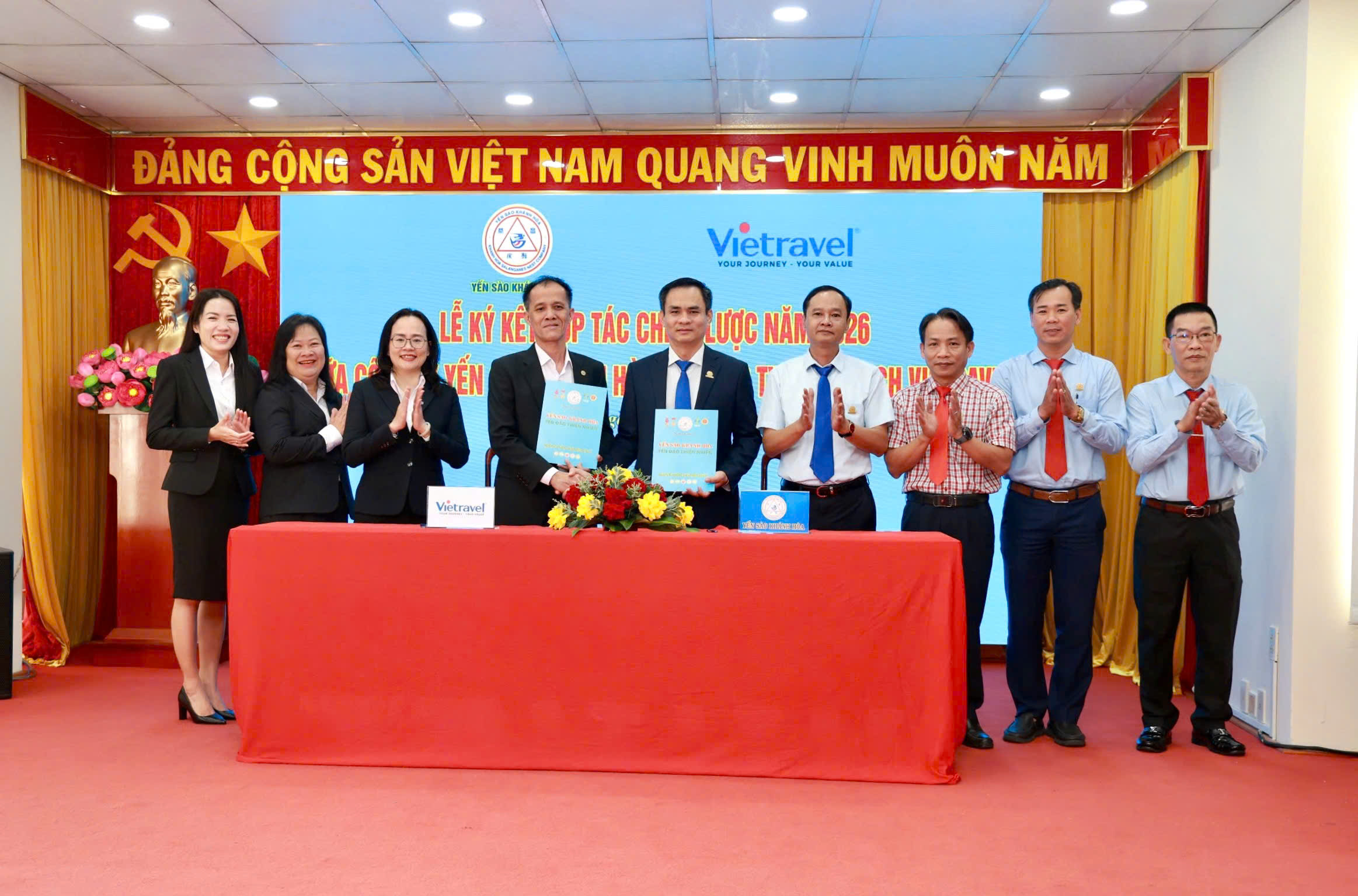 Đại diện lãnh đạo tại buổi ký kết. Nguồn: Công ty Yến sào Khánh Hòa.