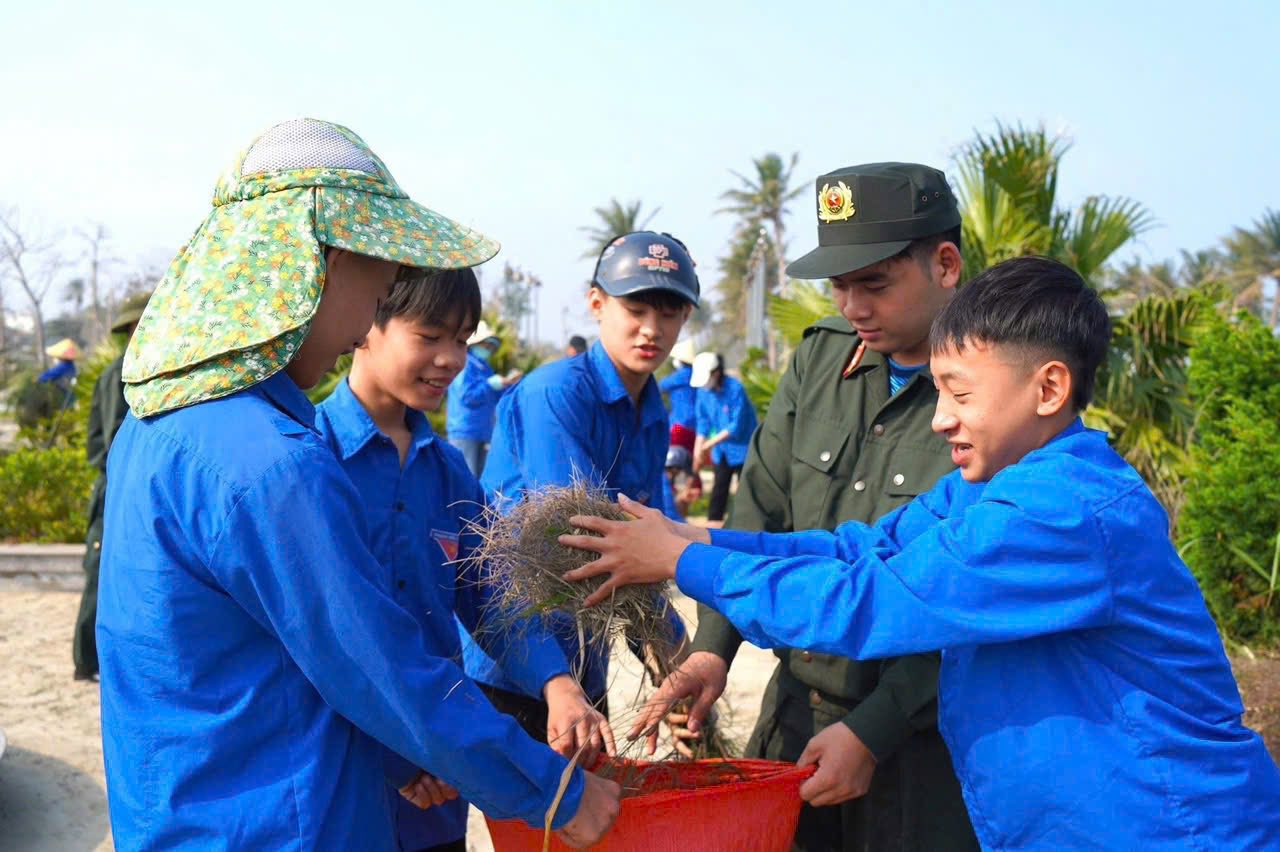 Đoàn viên, thanh niên hăng hái lao động vì môi trường