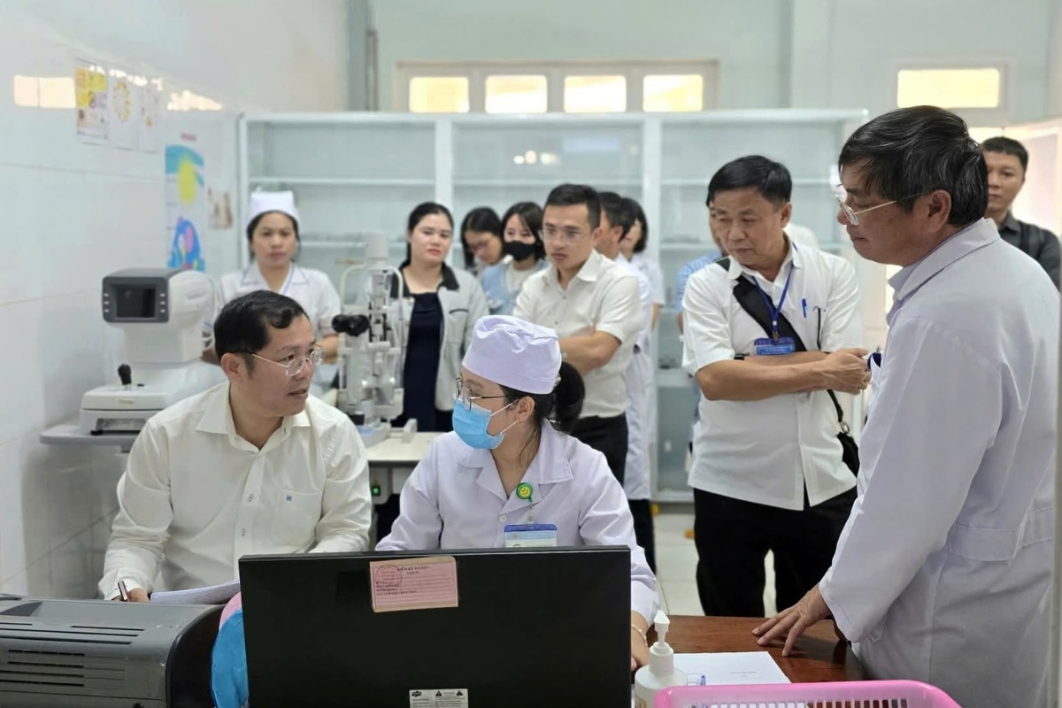 Đoàn công tác Sở Y tế Lâm Đồng thực hiện đánh giá, thẩm định bệnh án điện tử tại Trung tâm Y tế khu vực Đắk Mil. Ảnh: Hoàng Dương