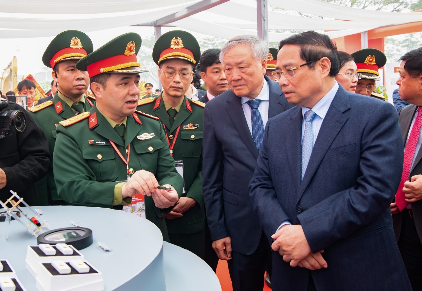 Thủ tướng Chính phủ Phạm Minh Chính và các đồng chí lãnh đạo Đảng, Nhà nước tham quan các khu vực bên lề lễ khởi công nhà máy chế tạo chip bán dẫn Hòa Lạc. Nguồn: Viettel.