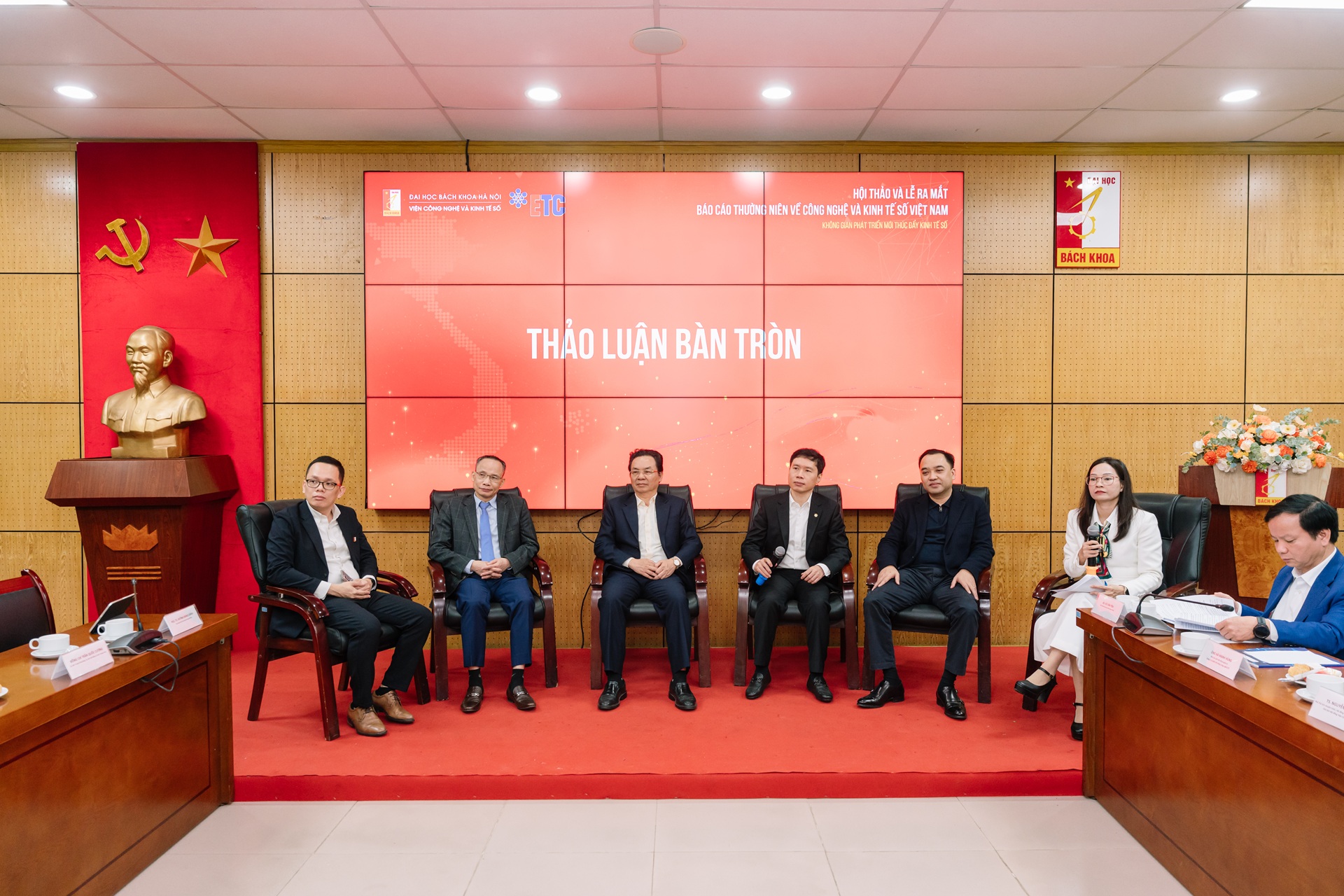 Các chuyên gia trong phiên thảo luận tại Hội thảo khoa học và Lễ ra mắt Báo cáo thường niên Công nghệ và Kinh tế số Việt Nam – Vietnam Digital Economy Review 2025.