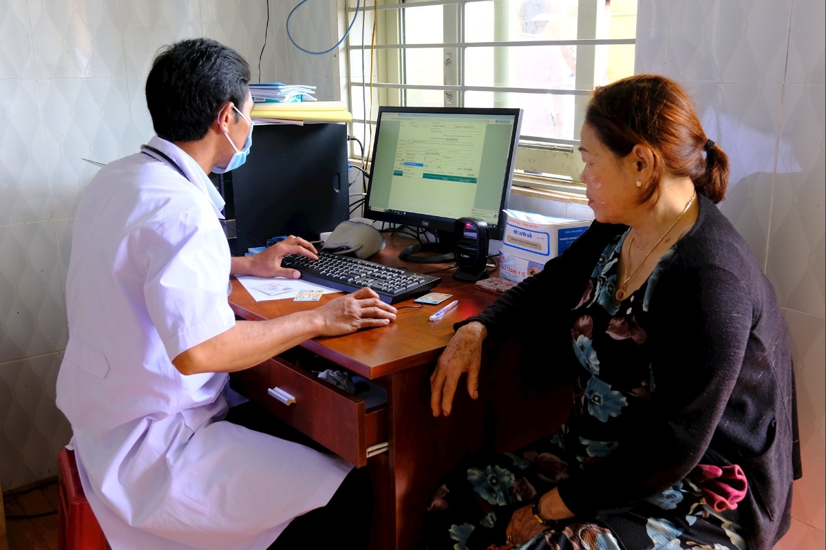 Nhờ ứng dụng công nghệ số, việc quản lý hồ sơ, báo cáo đều thực hiện qua phần mềm, giảm khâu thủ công, tiết kiệm thời gian và chi phí. Ảnh: Hoàng Dương