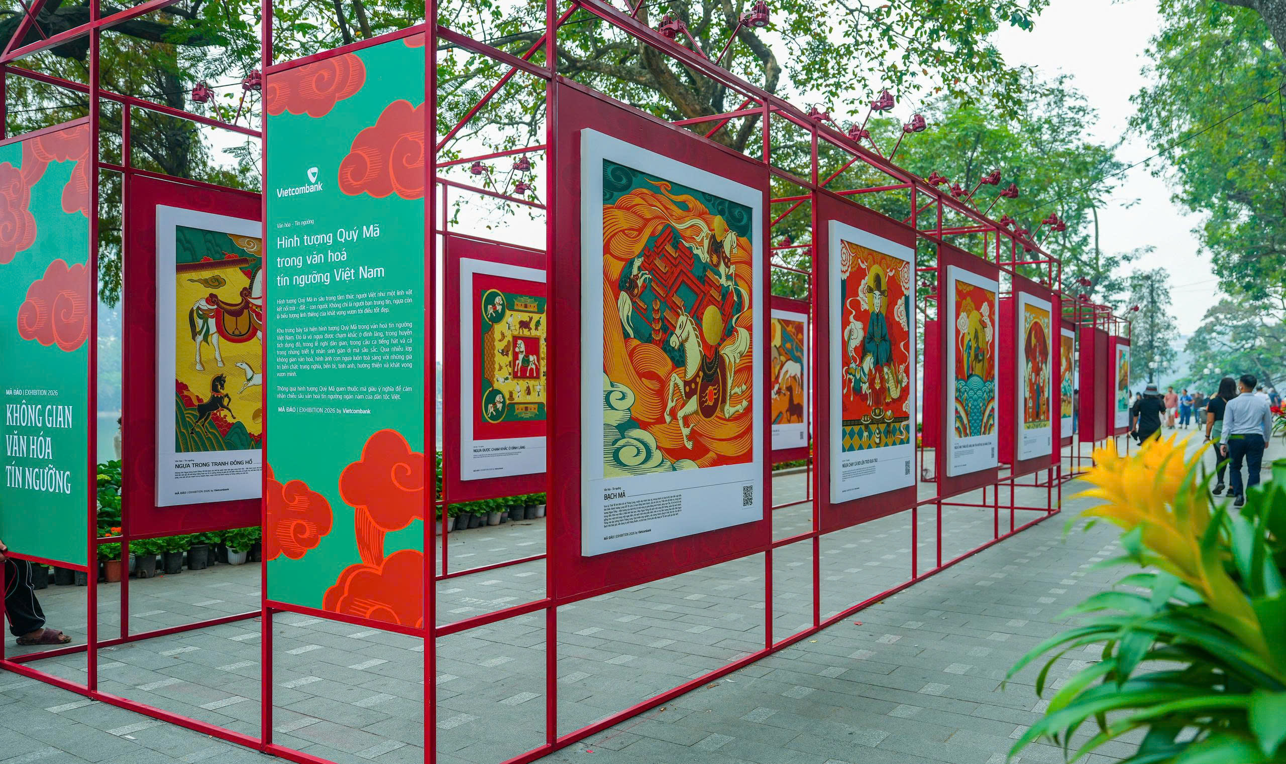 Triển lãm tranh “Mã Đáo” được thiết kế với nhiều không gian trải nghiệm đặc sắc, kết hợp hài hòa giữa ngôn ngữ mỹ thuật truyền thống và cách thể hiện đương đại, giúp công chúng tiếp cận văn hóa dân tộc một cách gần gũi. Nguồn: Vietcombank.