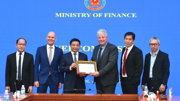 Vietnam boosts cooperation with ASML in semiconductor development