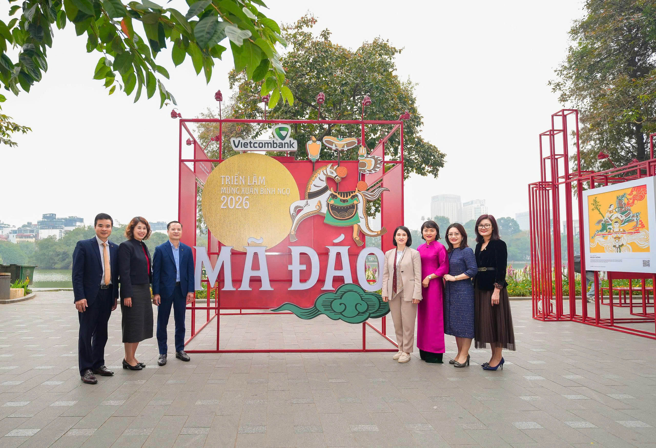 Đại diện Vietcombank, ông Lê Hoàng Tùng - Phó Tổng giám đốc (thứ 3 từ trái sang) và bà Nguyễn Hồng Trang - Phó Chủ tịch thường trực UBND phường Hoàn Kiếm (thứ 4 từ phải sang), cùng đại biểu 2 đơn vị khai mạc triển lãm ngày 15/1/2026. Nguồn: Vietcombank.