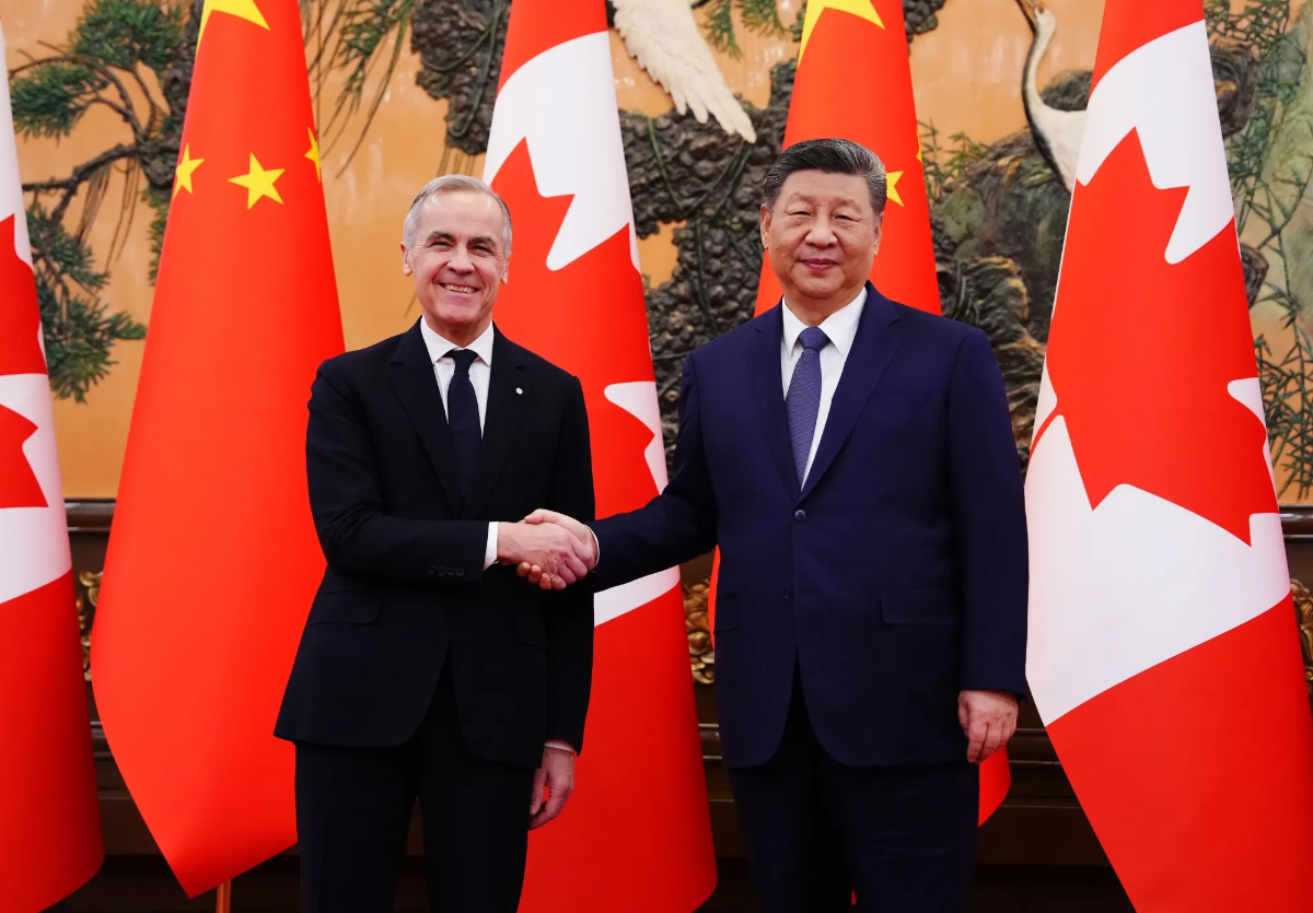 Thủ tướng Canada Mark Carney (trái) và Chủ tịch Trung Quốc Tập Cận Bình tại Bắc Kinh hôm 16/1 - Ảnh: Bloomberg.