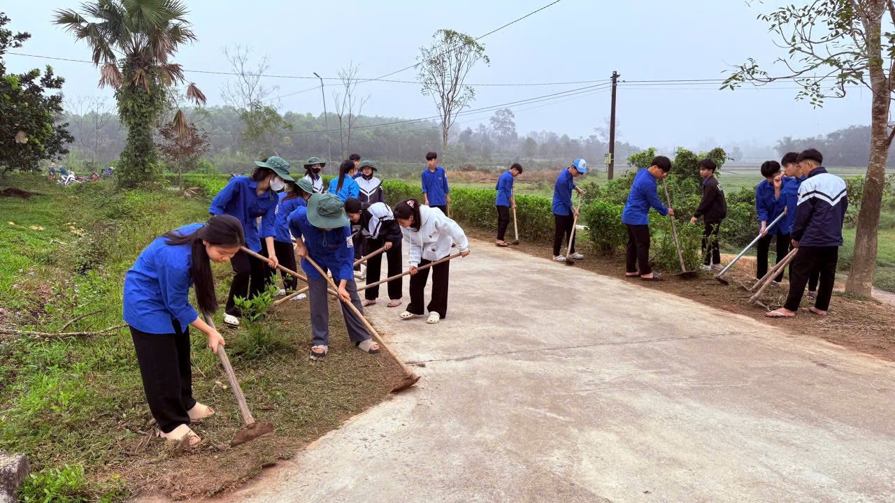 Đoàn viên làm sạch đường làng, ngõ xóm trong Ngày Chủ nhật xanh