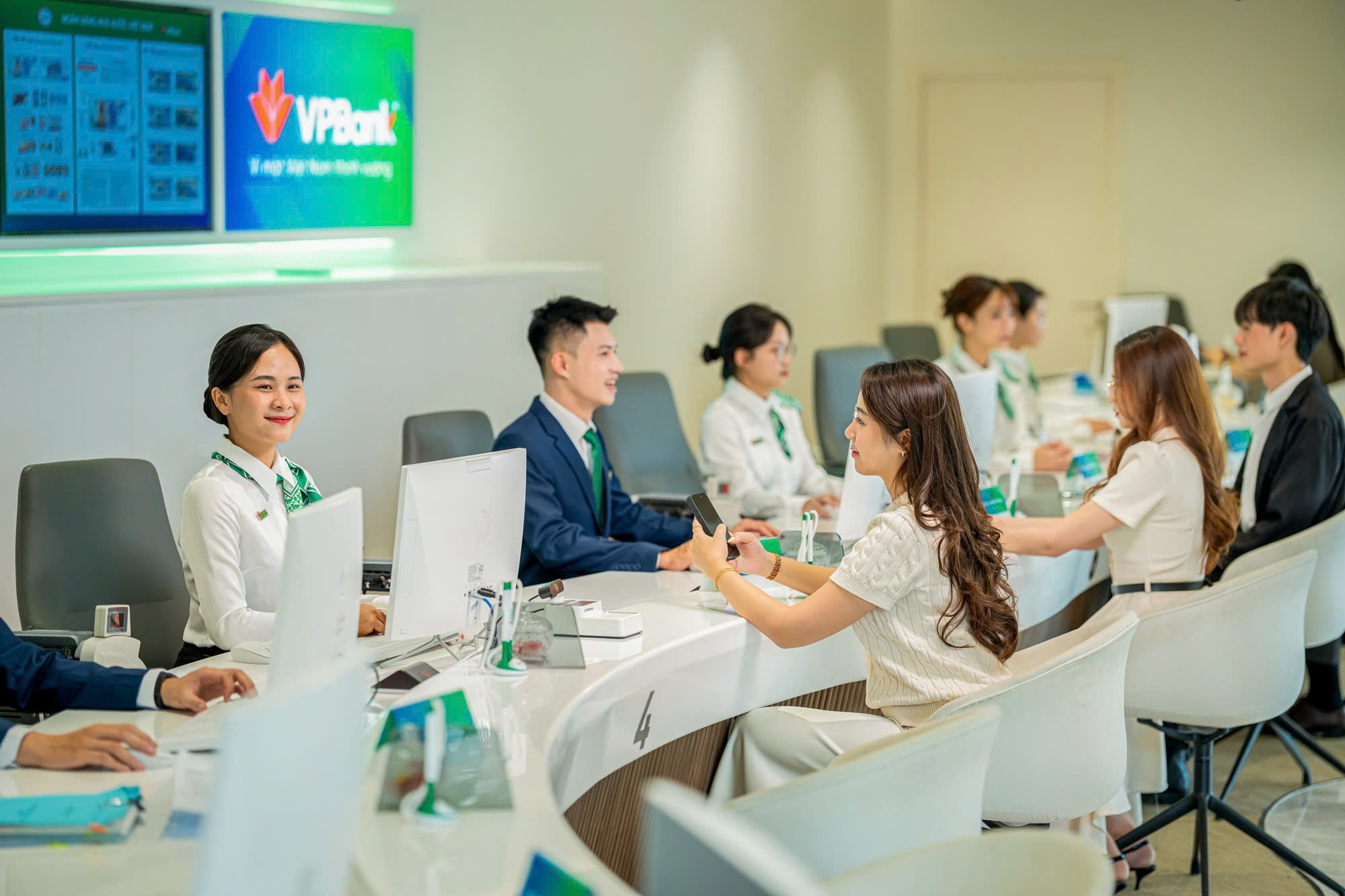 Khách hàng giao dịch tại VPBank. Nguồn: VPBank.