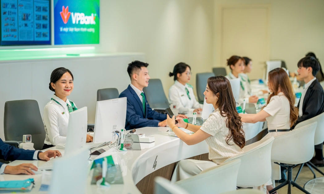 Khách hàng giao dịch tại VPBank. Nguồn: VPBank.