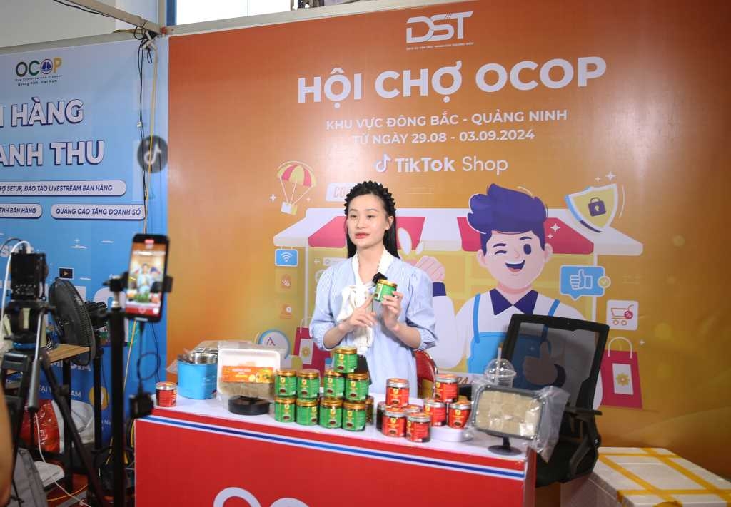 Livestream bán hàng tại Hội chợ OCOP khu vực Đông Bắc - Quảng Ninh 2024. 