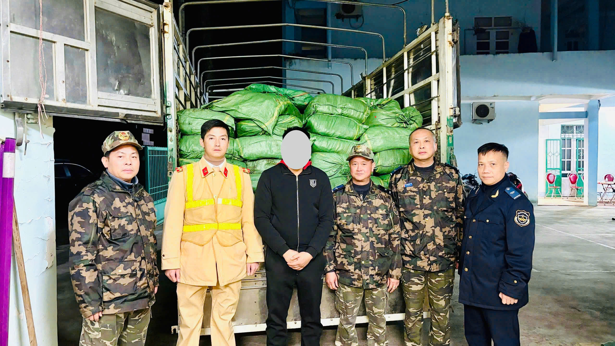 Hải quan thu giữ hơn 4,8 tấn thực phẩm đông lạnh không nguồn gốc và thuốc lá lậu - Ảnh 4