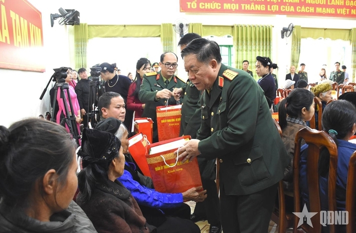 Đại tướng Nguyễn Trọng Nghĩa trao quà tặng các gia đình chính sách, người có công trên địa bàn tỉnh Cao Bằng. Ảnh: QĐND