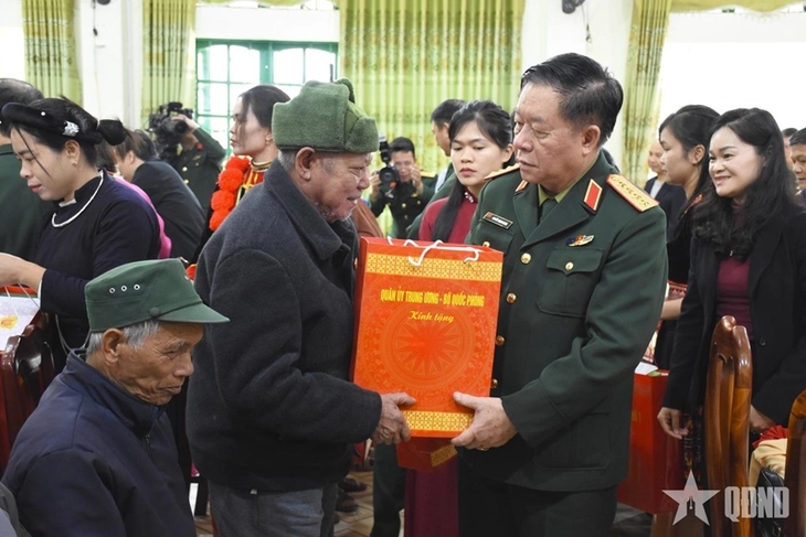 Đại tướng Nguyễn Trọng Nghĩa trao quà tặng các gia đình chính sách, người có công trên địa bàn tỉnh Cao Bằng - Ảnh: QĐND