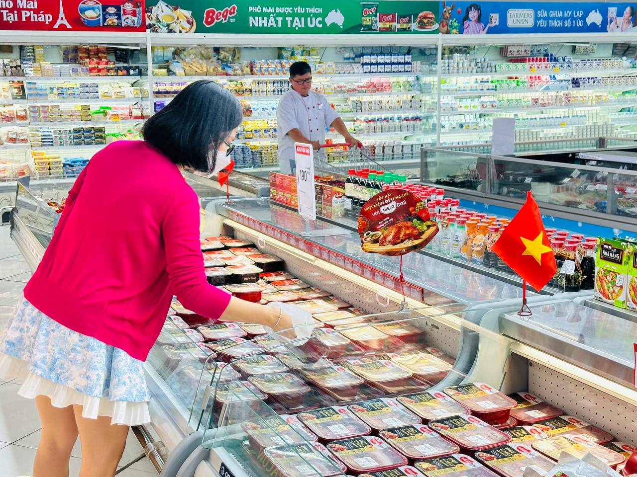Trong những ngày cận Tết Bính Ngọ này, hàng nội địa chiếm ưu thế tuyệt đối trên các kệ hàng. 