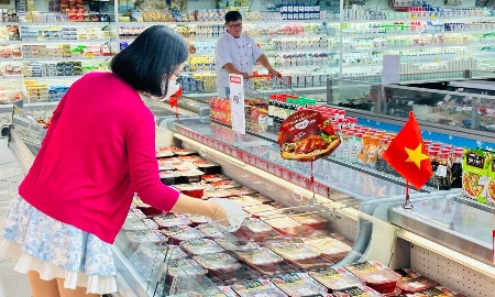 Trong những ngày cận Tết Bính Ngọ này, hàng nội địa chiếm ưu thế tuyệt đối trên các kệ hàng.