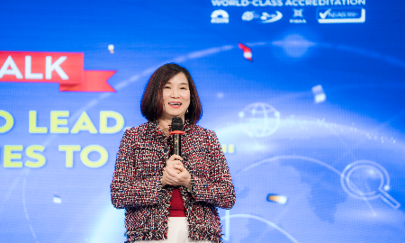 Bà Huỳnh Thị Xuân Liên chia sẻ những câu chuyện lãnh đạo chân thực tại Minitalk “Thay đổi để dẫn đầu - Gìn giữ giá trị để vươn xa”.