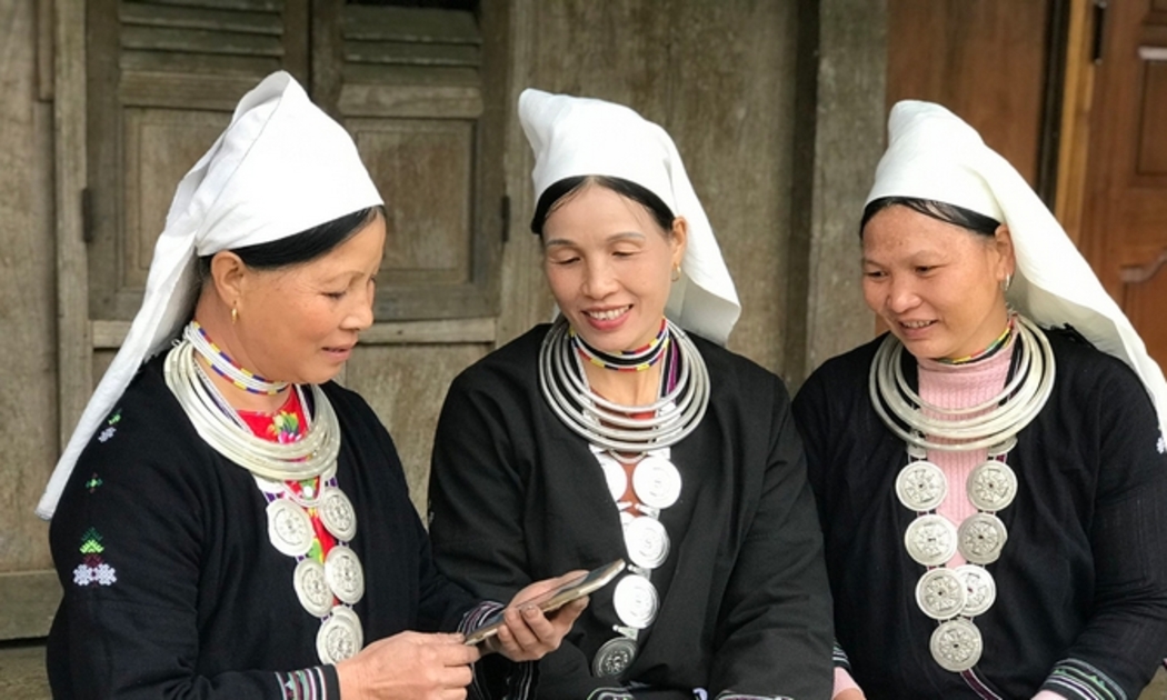 Bà con người Dao tìm hiểu mạng qua điện thoại thông minh.
