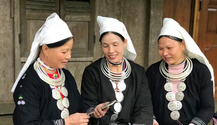 Bà con người Dao tìm hiểu mạng qua điện thoại thông minh.