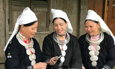 Bà con người Dao tìm hiểu mạng qua điện thoại thông minh.