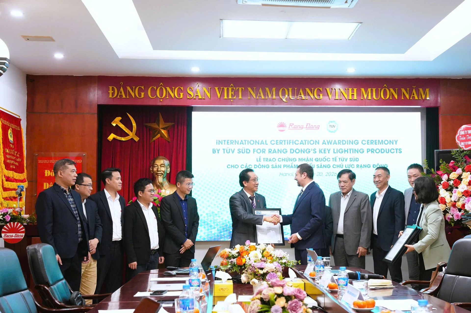 Rạng Đông vừa chính thức được TÜV SÜD cấp các chứng nhận an toàn và chất lượng theo tiêu chuẩn châu Âu và toàn cầu cho các dòng sản phẩm chiếu sáng và linh kiện điện tử chủ lực.